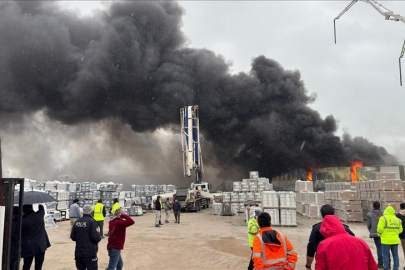 Balıkesir'de yapı malzemeleri deposunda çıkan yangın söndürüldü