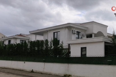 Bursa'da cam silerken 4 metreden düştü