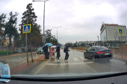 Bursa'da tehlikeli anlar: Yayalara yol vermeyen otomobil öğrencileri tehlikeye attı