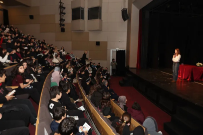 Bursa Nilüferli öğrenciler yazar Melis Sena Yılmaz ile buluştu