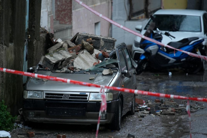 İzmir'de bir binadaki iki balkon otomobilin üzerine çöktü
