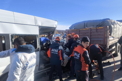 Öğrenci servisi tıra çarptı: 1 ölü, 7 yaralı