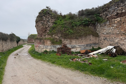 Roma’dan Osmanlı’ya 2 bin yıllık surlar boya kurbanı oldu