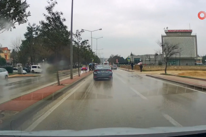 Yayalara yol vermeyen otomobil öğrencileri tehlikeye attı