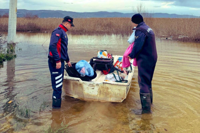 Bursa'da kurtarma operasyonu: Uluabat Gölü'nde mahsur kaldılar