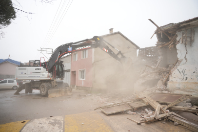 Bursa'da metruk bina yıkıldı!