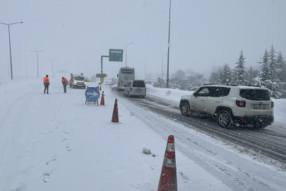 Erciyes Kayak Merkezi yolu yoğun kar yağışı nedeniyle trafiğe kapatıldı