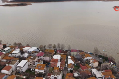 Uluabat Gölü'nde mahsur kalan aileyi jandarma kurtardı