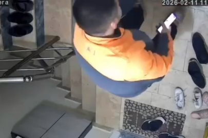 Başkan Erol, Türk Bayrağı'nı yerde bırakmayan kuryeyi ödüllendirdi