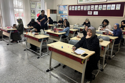 Bursa'da ilkokulda veliler kitap okuma yarışmasında ter döktü