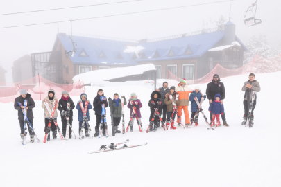 Osmangazi Belediyesi’nden çocuklara Uludağ’da kayak sürprizi
