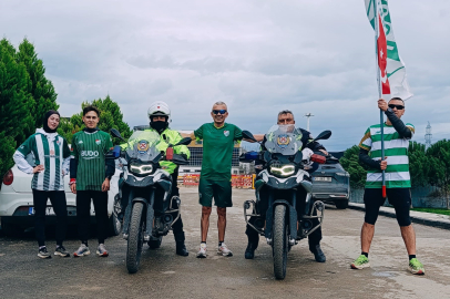 ‘Sevgililer Günü’ için Bursaspor bayrağıyla 10 kilometre koştular