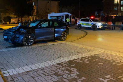 Bursa'da otomobil ile minibüs çarpıştı: 9 yaralı