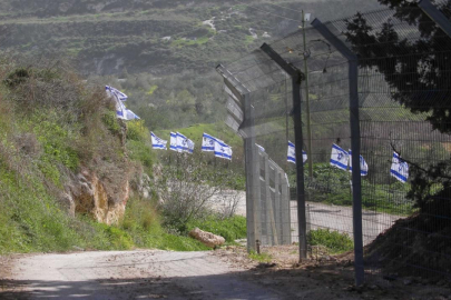 Filistin topraklarını gasbeden İsrailliler, Batı Şeria'daki arkeolojik alana İsrail bayrakları astı