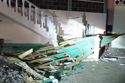 Fırtına vurdu: Minarenin külahı devrildi, çatılar uçtu, ağaçlar devrildi