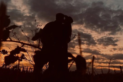 Aslıhan Malbora'dan aşk paylaşımı! Çağatay Ulusoy ile dudak dudağa pozunu yayınladı