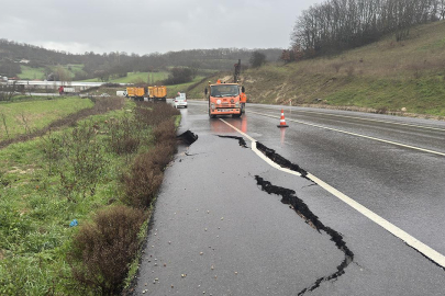 Balıkesir'i sağanak vurdu, yol yarıldı