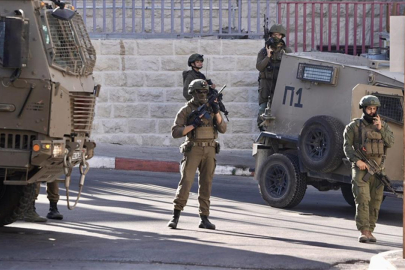 İşgalci İsrail askerleri Batı Şeria'daki baskınlarda 5 Filistinliyi gözaltına aldı