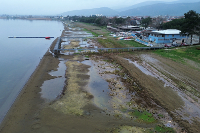 İznik Gölü'nde korkutan görüntü: Sular 200 metre çekildi