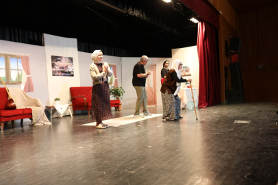 Öğretmenlerin sahnelediği "İdeal Aile Reçetesi-2" oyunu ilgi gördü