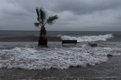 Bursa’da denizle kara birleşti... Sokaklar göle döndü