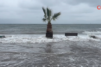 Bursa’da denizle kara birleşti... Sokaklar göle döndü