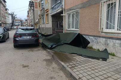 Bursa'yı lodos vurdu: Çatı uçtu