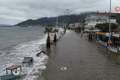 Gemlik'te deniz taştı, sahil yolu sular altında kaldı...O anlar havadan görüntülendi