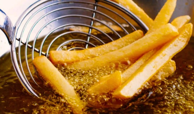 2. Aşırı yağlı ve kızartılmış yiyecekler tüketmek