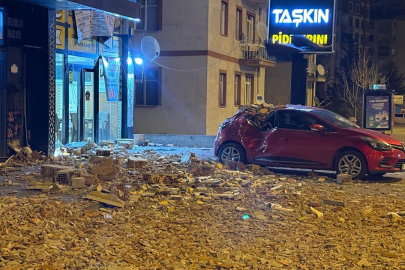 Kayseri’de şiddetli rüzgar binanın duvarını yıktı