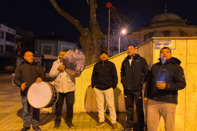 Bursa'da vatandaşları sahura ilahilerle kaldırıyor