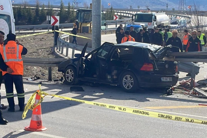 Otomobil bariyerlere saplandı: 2 ölü