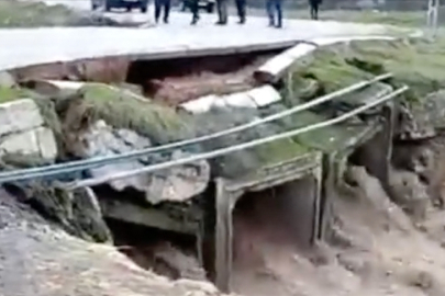 Sağanak nedeniyle debisi yükselen derenin üzerindeki köprü yıkıldı