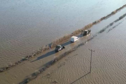 Karacabey'de dere taştı... Araçta mahsur kaldılar