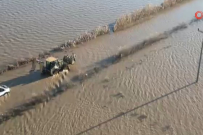 Karacabey'de dere taştı... Araçta mahsur kaldılar