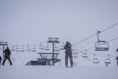 Özel harekat polisleri zorlu kış şartlarında görevlerine hazır