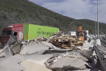 TEM'de iki tır çarpıştı, ortalık savaş alanına döndü
