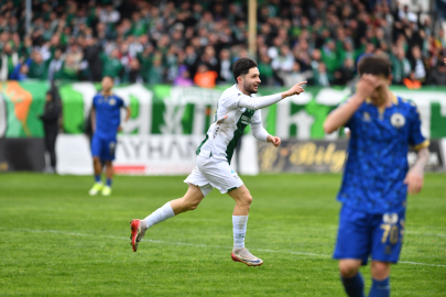 Bursaspor deplasmanda 3 puanı 3 golle aldı!