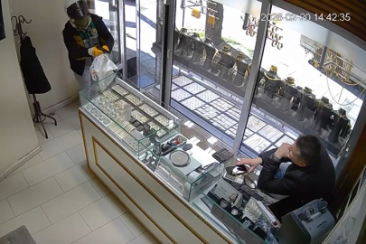 Bursa'da kuyumcu soygunu güvenlik kamerasında