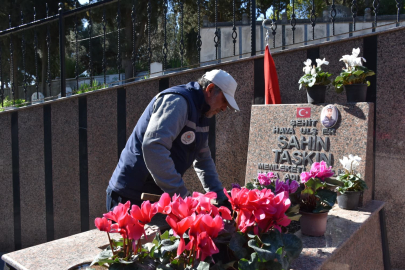 Bursa'da şehitliklere titiz bakım