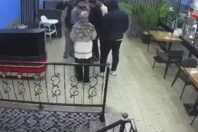 Bursa'da kafede çıkan kavgada ortalık savaş alanına döndü