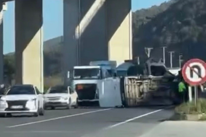 Bursa'da korku dolu anlar: Devrilen minibüs yolun karşısına geçti!