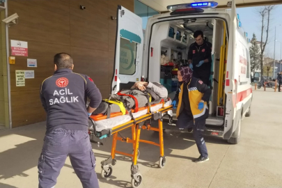 Bursa'da ticari taksiyle çarpışan motosiklet devrildi!