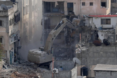 İşgalci İsrail ordusu, Batı Şeria'da Filistinlilere ait bir binayı ve kafeyi yıktı