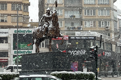 Bursa'da şehir merkezinde kar sürprizi...Uludağ'a çıkacaklar dikkat!
