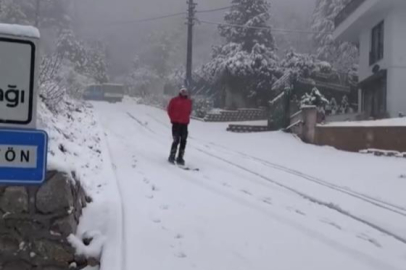 Bursa'da yağan karı fırsat bilen vatandaş şehir merkezinde kayak yaptı