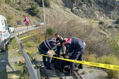 Cesedi yol kenarında bulunmuştu; kocası ve oğlu tutuklandı