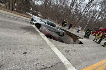 Yol aniden çöktü... İki araç çukura gömüldü