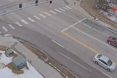 Yol aniden çöktü... İki araç çukura gömüldü