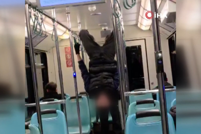 Bursa'da gençlerin metroda tehlikeli oyunu kameraya yansıdı